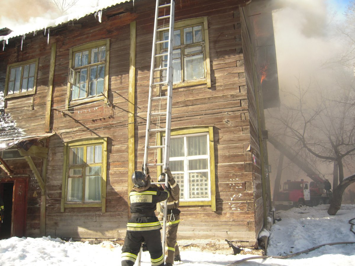 Две женщины пострадали в загоревшемся бараке в Новосибирске
